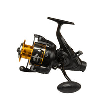  An angled side view of the Catfish Pro 600 STS spinning reel, focusing on the reel seat and handle design.