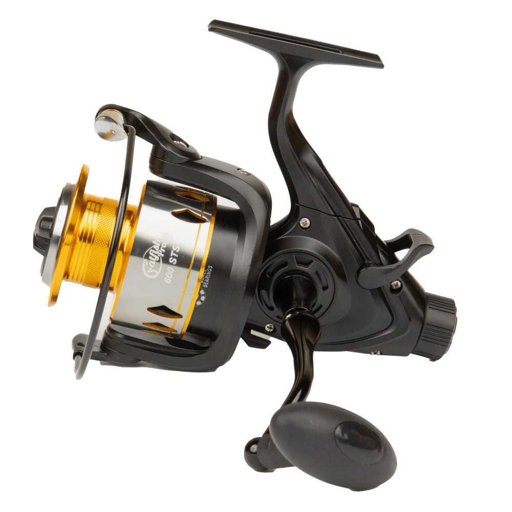 A side view of the Catfish Pro 600 STS spinning reel, highlighting its ergonomic handle, drag adjustment, and gold-accented spool.